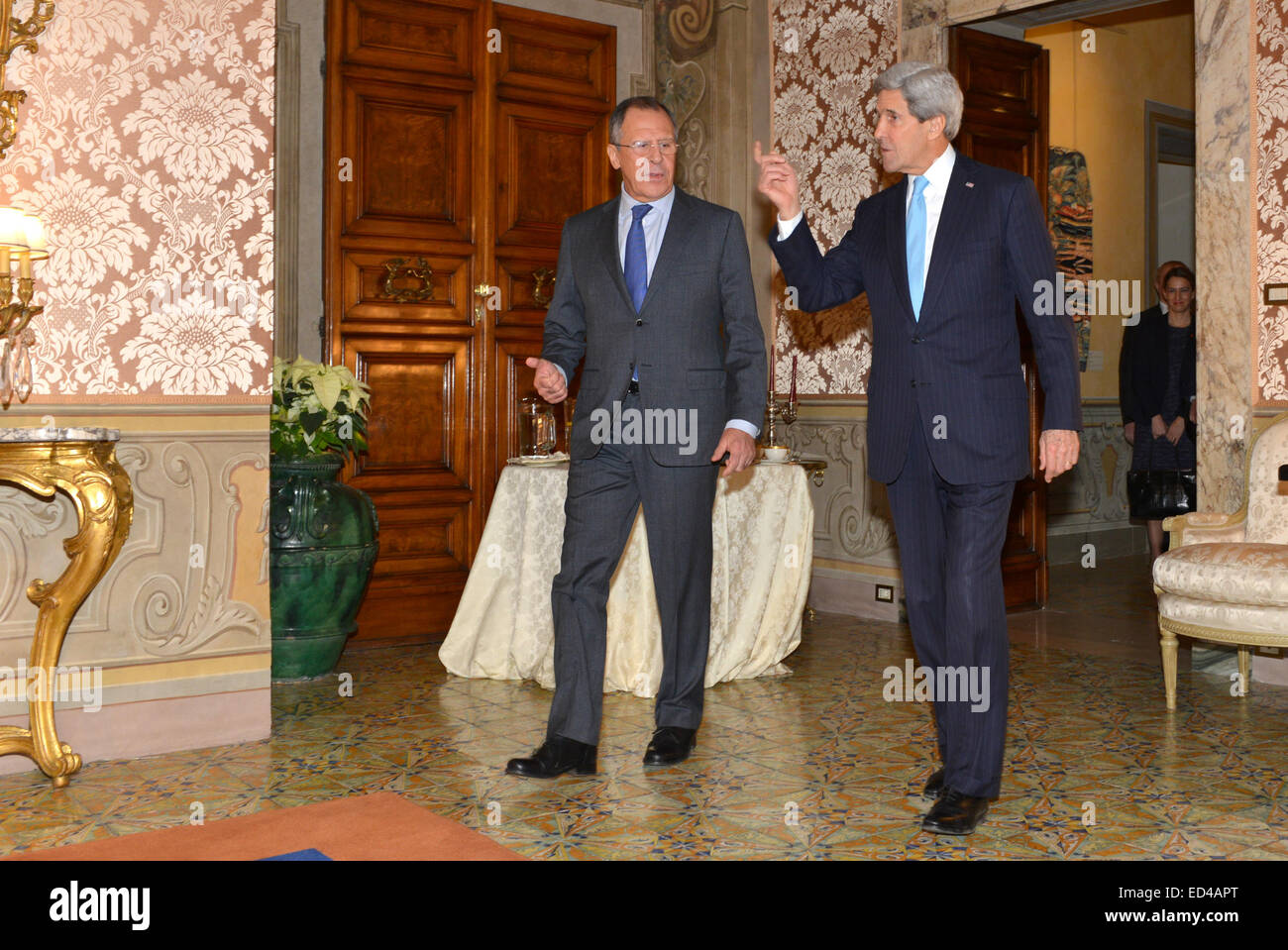 Il segretario di Stato John Kerry e il ministro degli affari esteri russo Sergei Lavrov a piedi attraverso gli Stati Uniti. Ambasciatore britannico a Roma prima della loro riunione di dicembre 14, 2014. Foto Stock