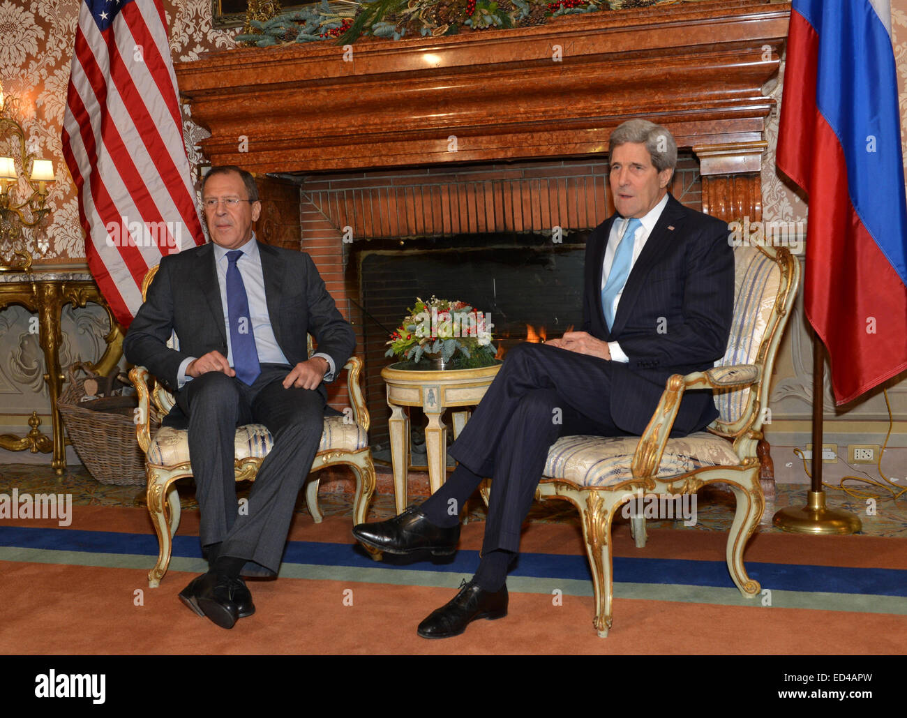 Il segretario di Stato John Kerry incontra il Ministro degli esteri russo Sergei Lavrov a U.S. Ambasciatore britannico a Roma il 14 dicembre 2014. Foto Stock