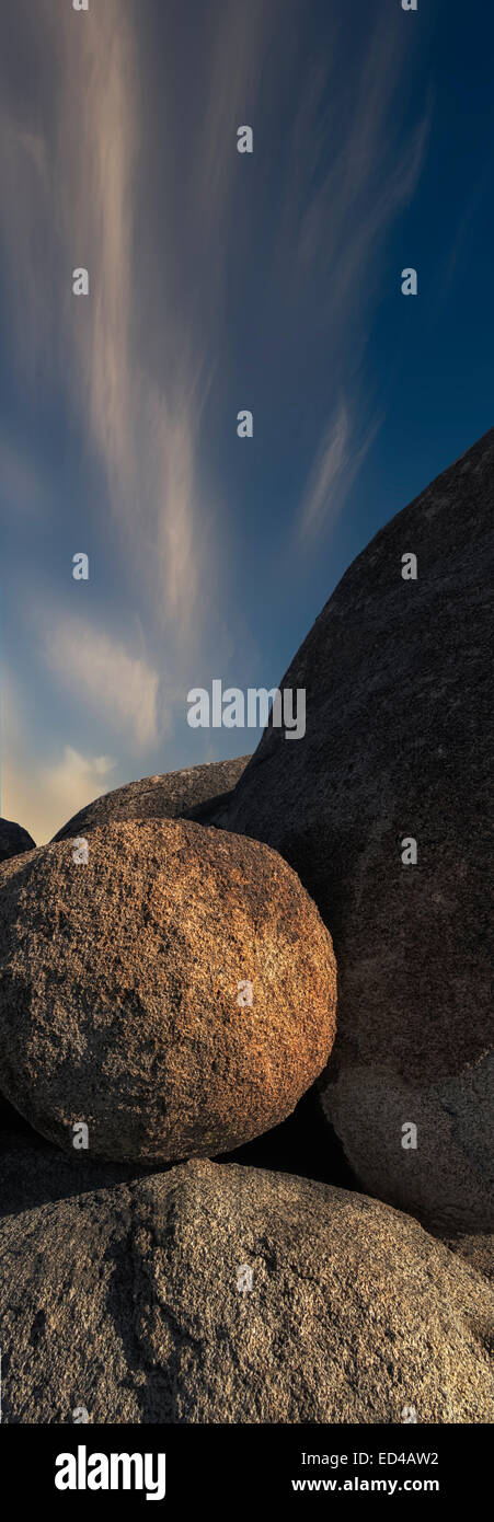 Un raffinato stile d'arte,verticale immagine panoramica di massi di granito a Joshua Tree National Park vicino a 29 Palms California Foto Stock