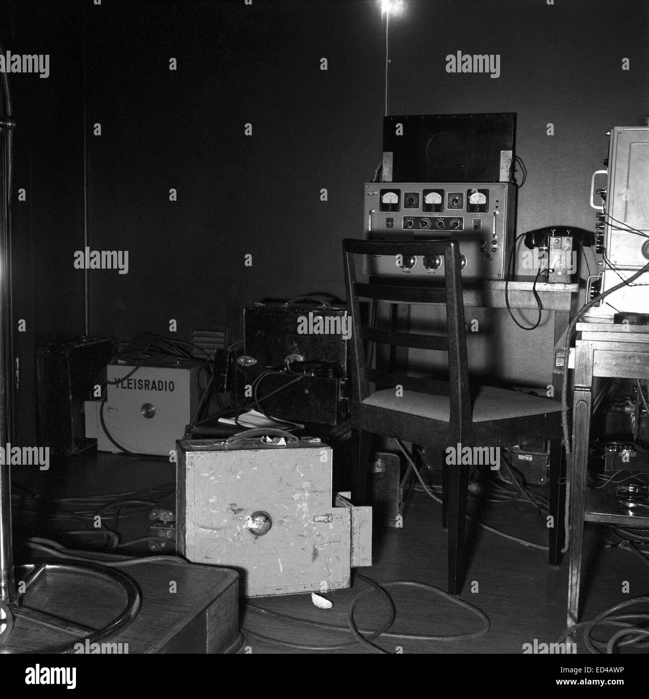 Amplificatori microfonici che sono state realizzate in Yleisradio's workshop e utilizzato per il broadcasting dal parlamento finlandese, febbraio 1949. Foto Stock