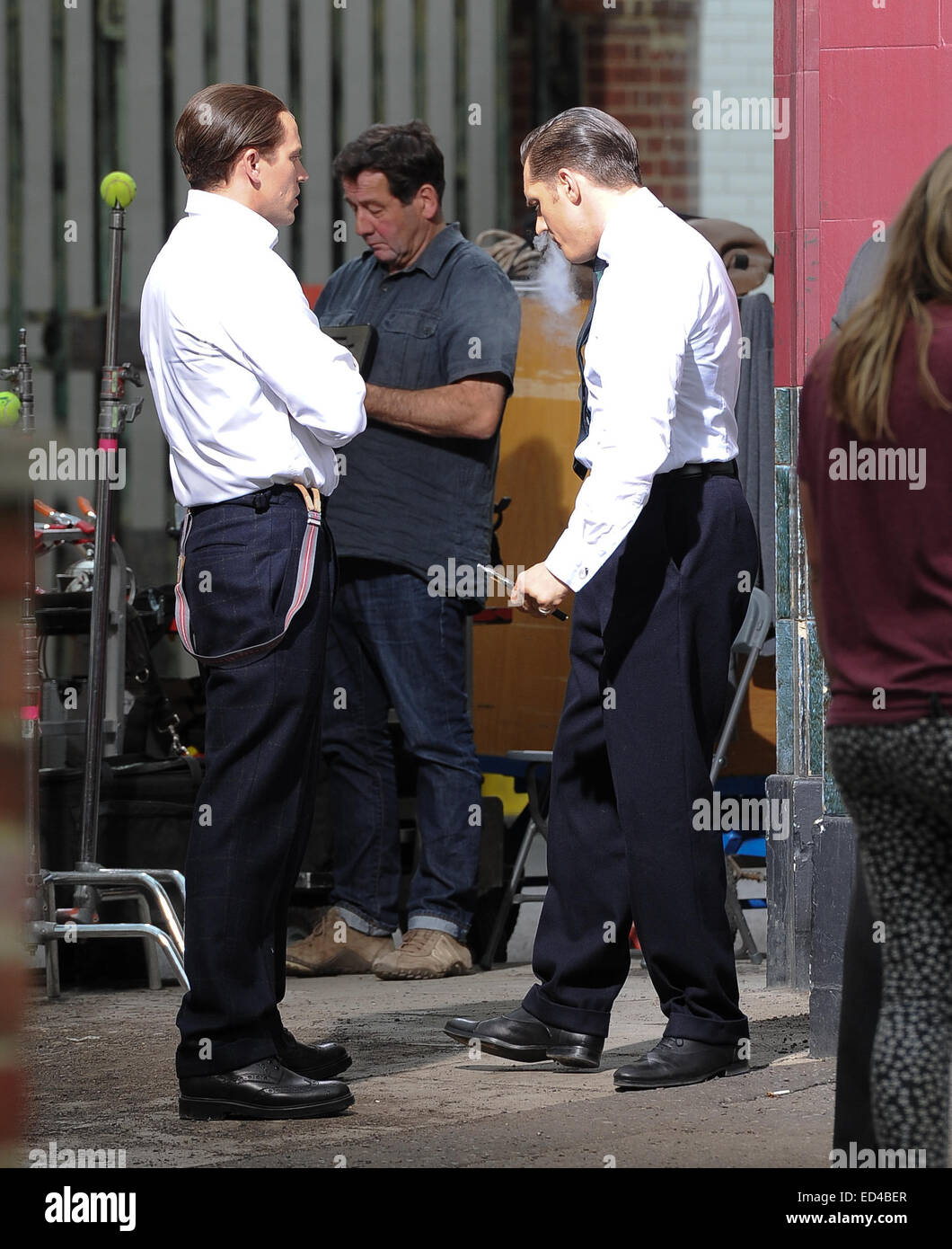 Tom Hardy avvistate nella zona est di Londra sul set filmare 'Legenda', dove egli svolge sia il Kray Twins, Ronnie e Reggie. Dopo un giorno di riprese egli saluta in attesa di ventole dotate di: Tom Hardy dove: Londra, Regno Unito quando: 23 Giu 2014 Foto Stock