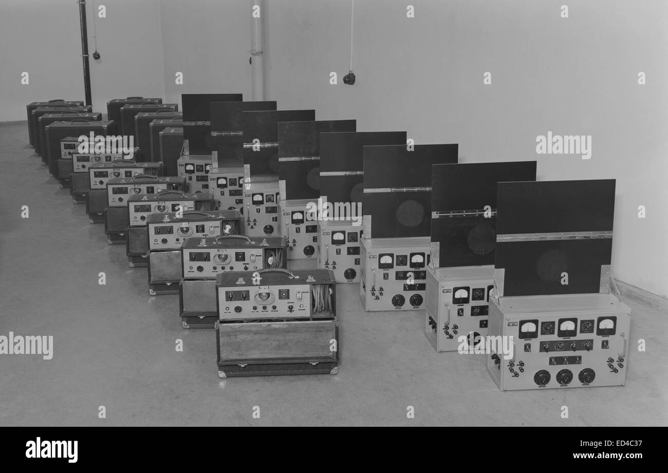 Gli amplificatori per microfono Olympia 403 e le loro alimentazioni, un'innovazione nell'attrezzatura audio per l'amplificazione del suono di alta qualità, sono stati cruciali nell'ingegneria del suono precoce per la radiodiffusione e la registrazione. Foto Stock