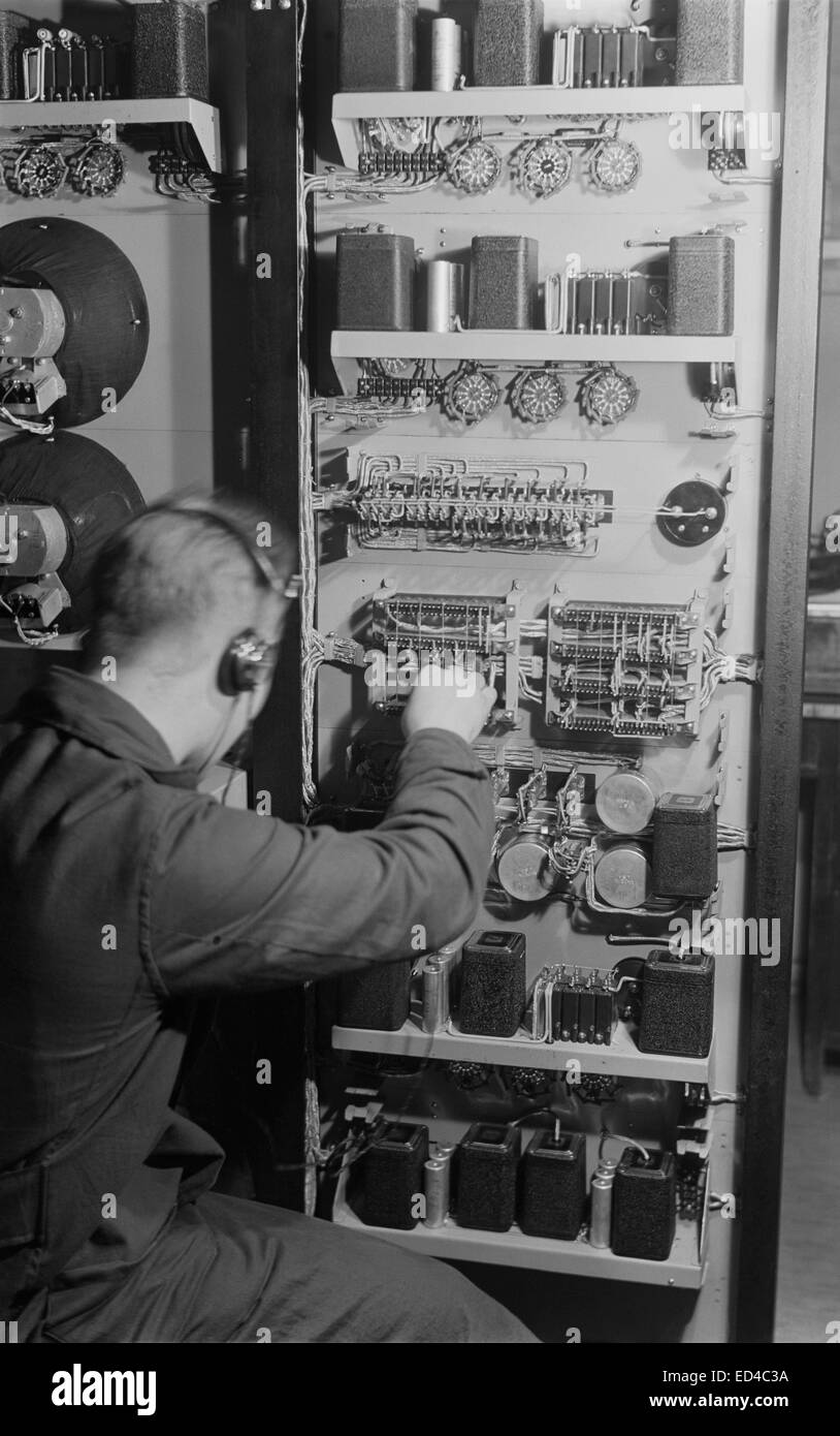 Un dipendente la finitura è il guadagno di potenza campo destinato a Sortavala stazione emittente in Yleisradio's workshop, ca. 1938. Foto Stock