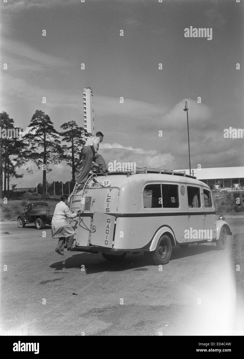 Broadcast van al di fuori dello stadio olimpico di Helsinki, ca. 1937 Foto Stock