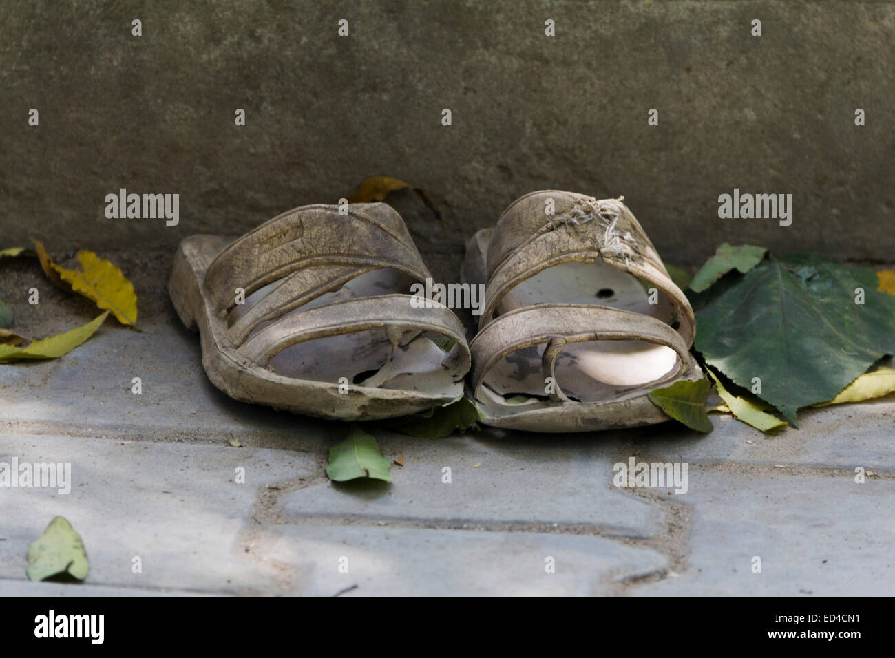 Scarpe sporche Flip-flop nessuno Foto Stock