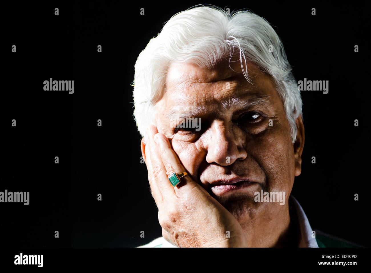 1 indian vecchio uomo lo stress Foto Stock