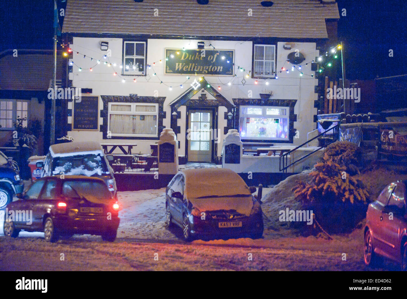 Acrefair, Wrexham, Regno Unito. Il 27 dicembre, 2014. Il duca di Wellington Pub nella neve. Credito: Graham M. Lawrence/Alamy Live News. Foto Stock