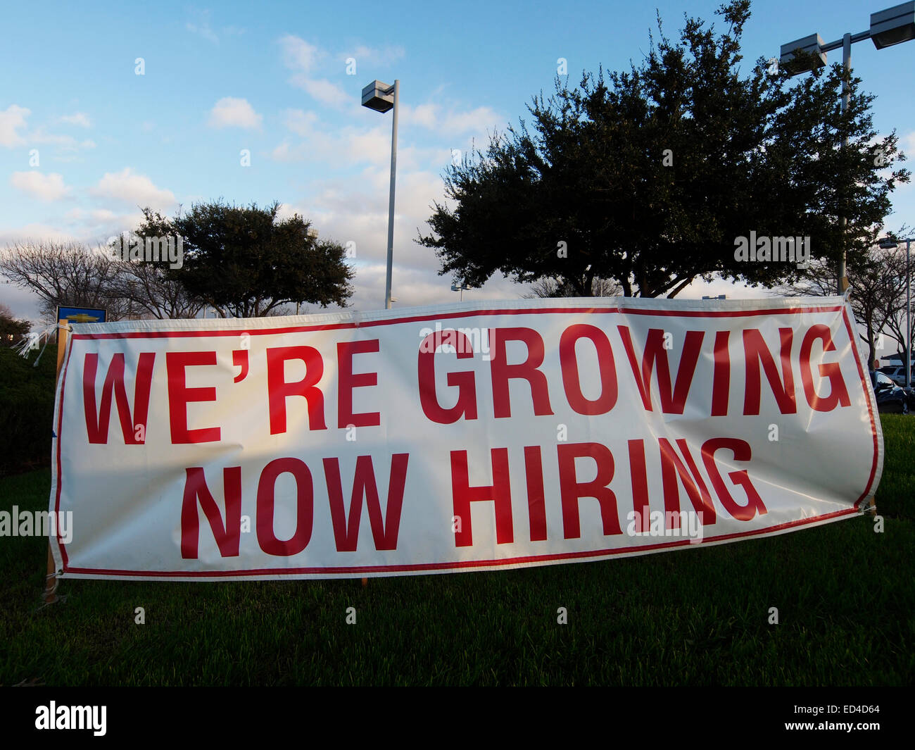 La disoccupazione andando verso il basso dopo la recessione come le aziende a iniziare l'assunzione. Foto scattata a concessionari auto vicino a Dallas, Texas. Foto Stock