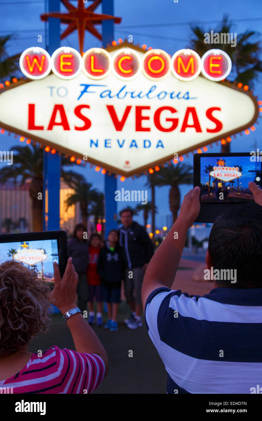 I turisti a Benvenuti a Las Vegas segno, Las Vegas, Nevada. Foto Stock