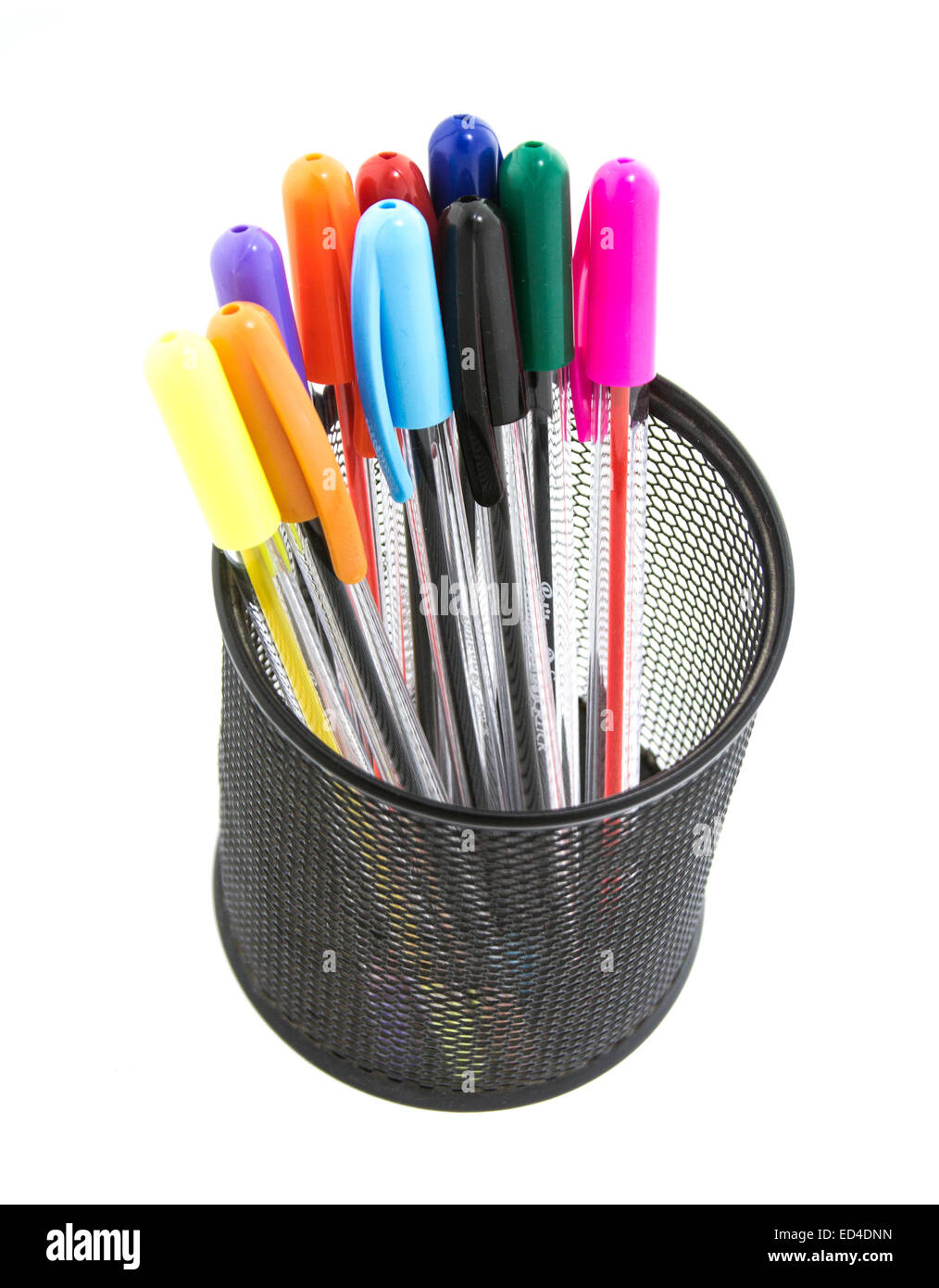 Penne e matite contenitore isolato su sfondo bianco Foto Stock