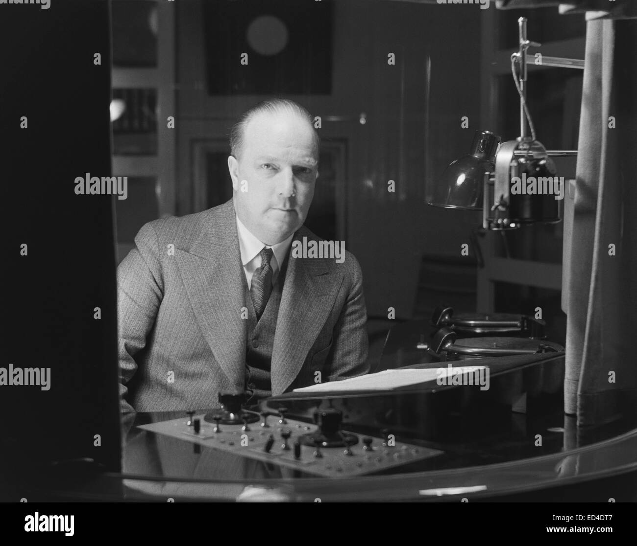 Annunciatore radiofonico Markus Rautio in studio, ca. 1930. Foto Stock