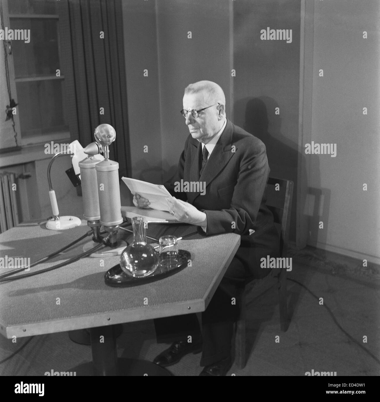 Presidente Juho Kusti Paasikivi parlando sulla radio, 1949. Foto Stock