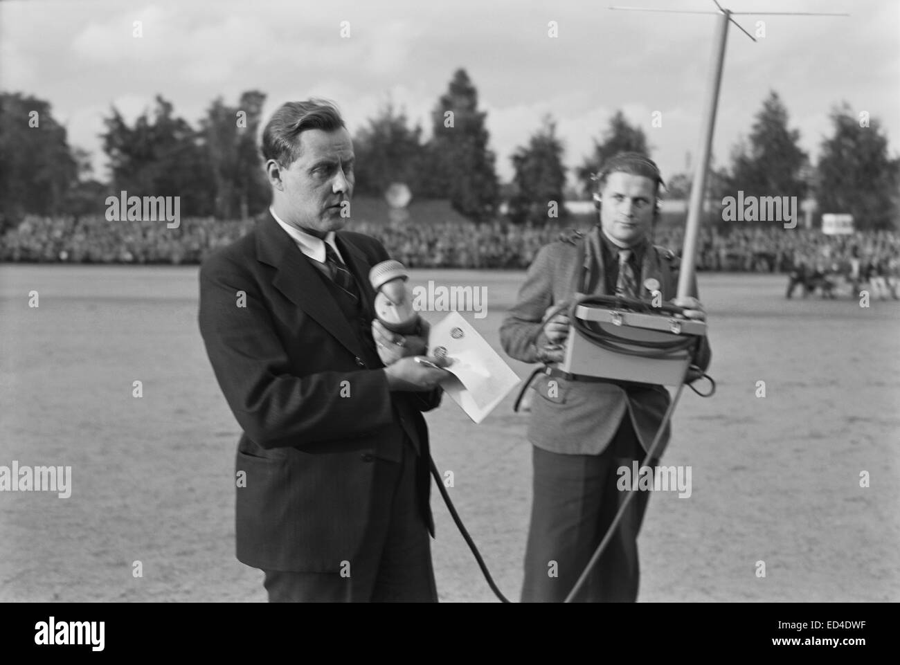 Martti Jukola reporting da un evento sportivo, 1930s Foto Stock