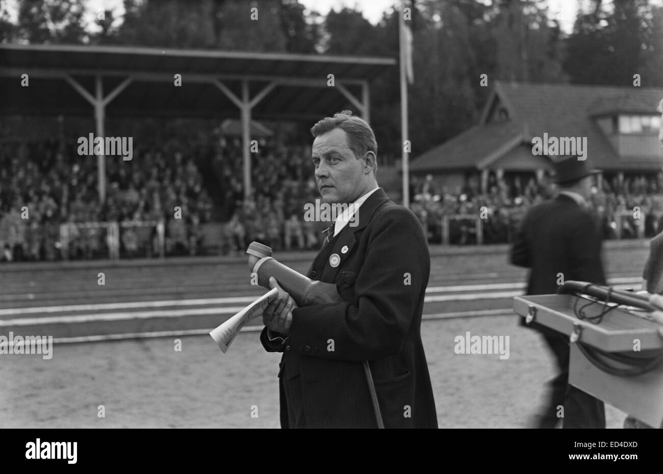 Reporter Martti Jukola reporting su una competizione sportiva, 1930s. Foto Stock