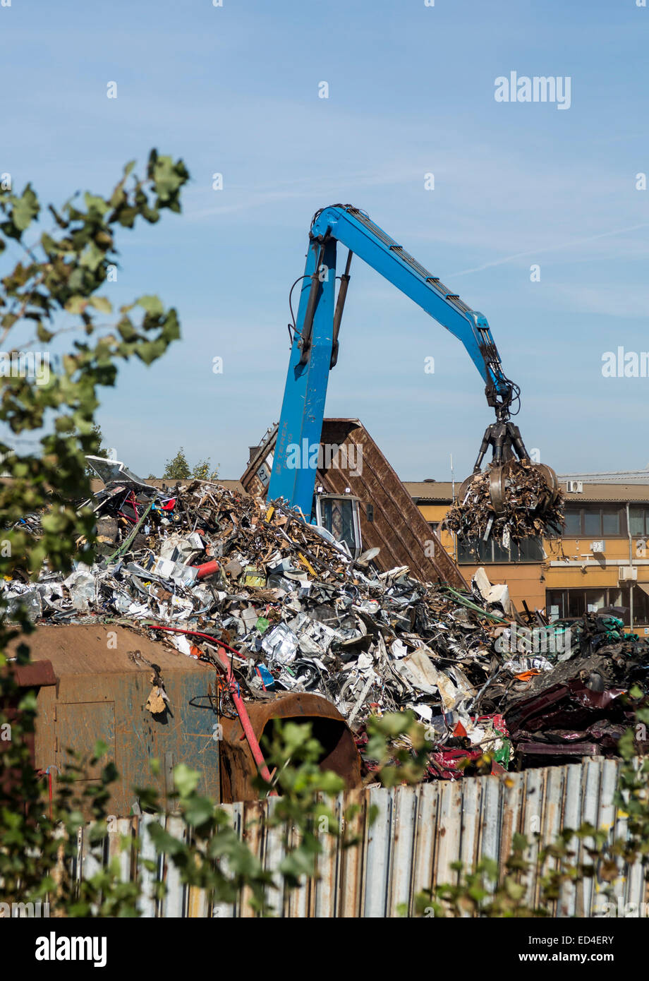 Rottami di metallo junk yard a Norimberga in Germania con una gru e grandi ganasce afferra la lavorazione del metallo Foto Stock