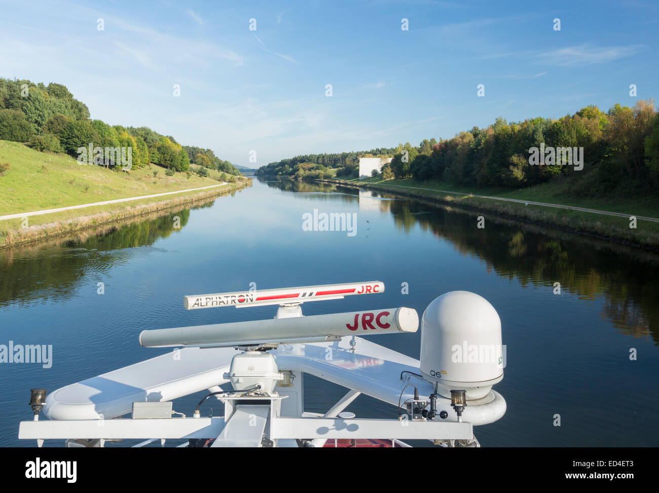 Chiatta di crociera o in barca sul Reno Danubio principale canale vicino al Parlamento Continental Divide o spartiacque presso Pierheim, Germania Foto Stock