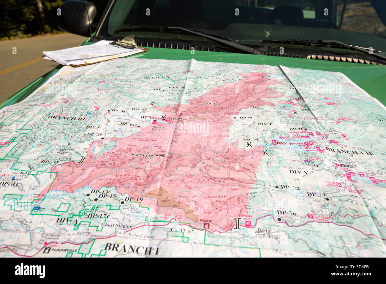 I vigili del fuoco di affrontare il re il fuoco che bruciò 97,717 acri di El Dorado National Forest in California, Stati Uniti d'America. A seguito di una Foto Stock