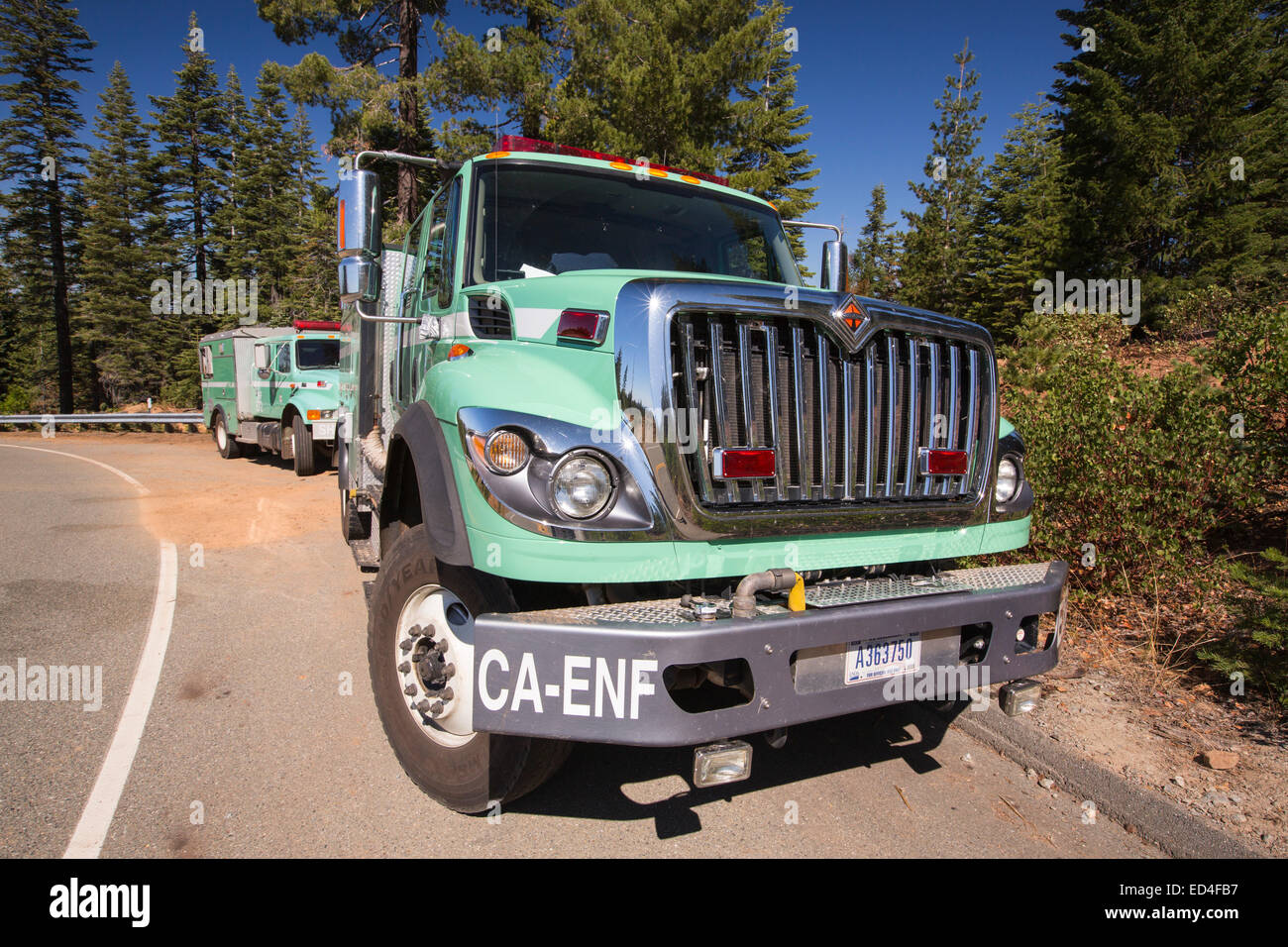 Camion fuoco affrontare il re il fuoco che bruciò 97,717 acri di El Dorado National Forest in California, Stati Uniti d'America. A seguito di un inedito e quattro anni di siccità e incendi sono molto più comuni. La maggior parte della California è in eccezionale siccità, il livello più alto di classificazione di siccità. 428,000 acri di terreni agricoli sono stati presi al di fuori della produzione dovuta alla mancanza di acqua e di migliaia di lavoratori agricoli hanno perso i loro posti di lavoro e un terzo di tutti i bambini in California vanno a letto affamate. Foto Stock