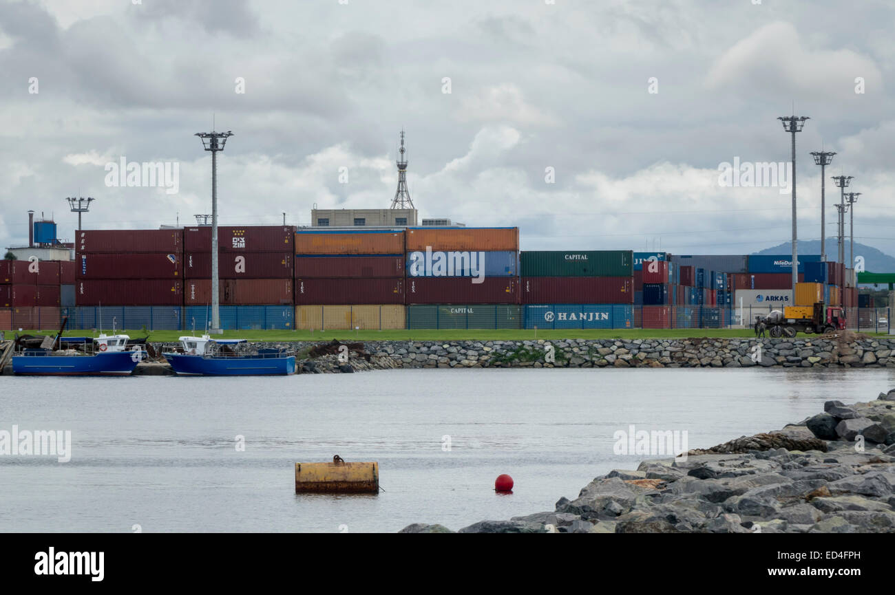 I contenitori di spedizione impilati presso la nuova espansione porta a Bata, Guinea equatoriale Foto Stock