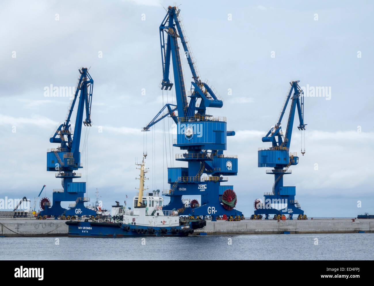 Cinese grande gru di spedizione presso la nuova espansione porta a Bata, Guinea equatoriale Foto Stock