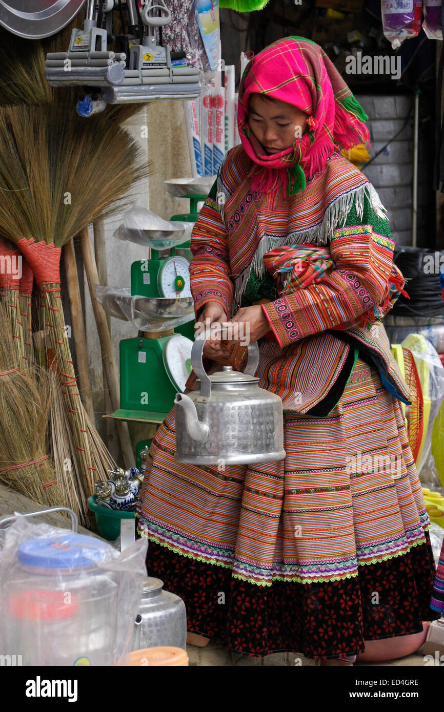 Flower Hmong donna al mercato di domenica, Bac Ha, Sapa (Sa Pa), Vietnam Foto Stock