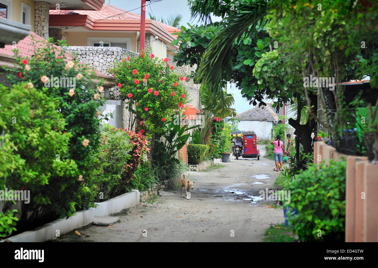 Una tranquilla stradina in Panagsama Beach Resort Moalboal Cebu Filippine Foto Stock