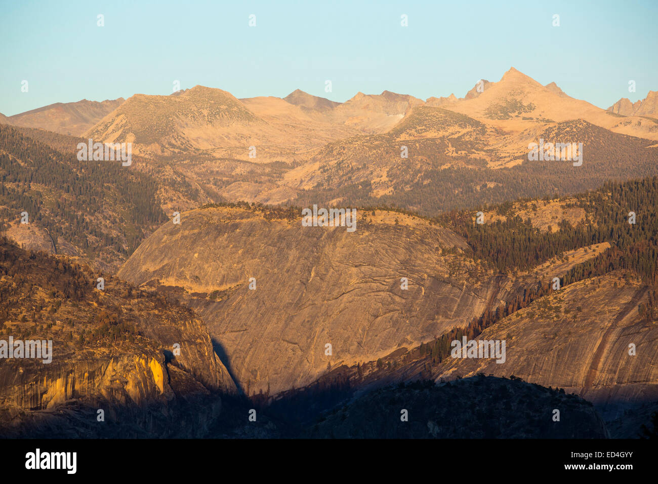 Le cupole di granito al tramonto dal punto ghiacciaio al di sopra di Yosemite Valley, California, Stati Uniti d'America. Foto Stock