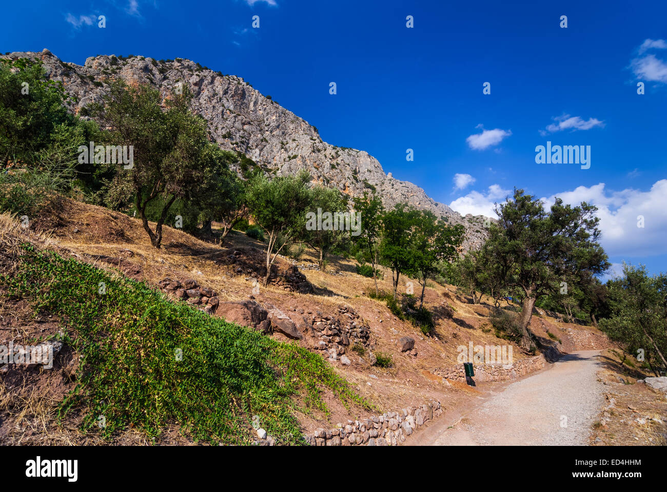 Pietra miliare greca di paesaggi di montagna con il Parnaso a Delphi antico sito. Foto Stock