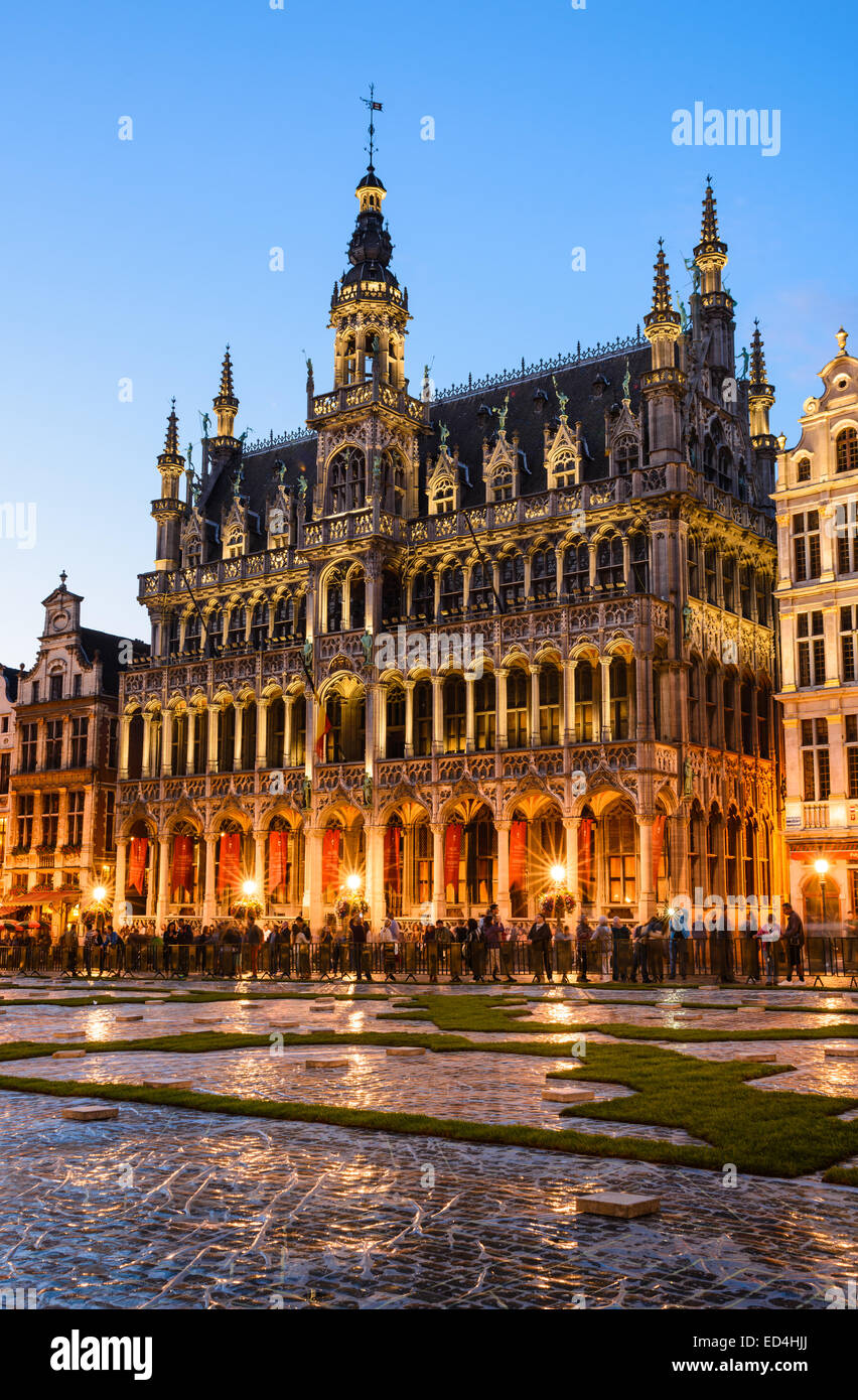 Bruxelles, Belgio. Immagine di notte con la Grand Place (Grote Markt) e la Maison du Roi, costruito nel 1536 Foto Stock