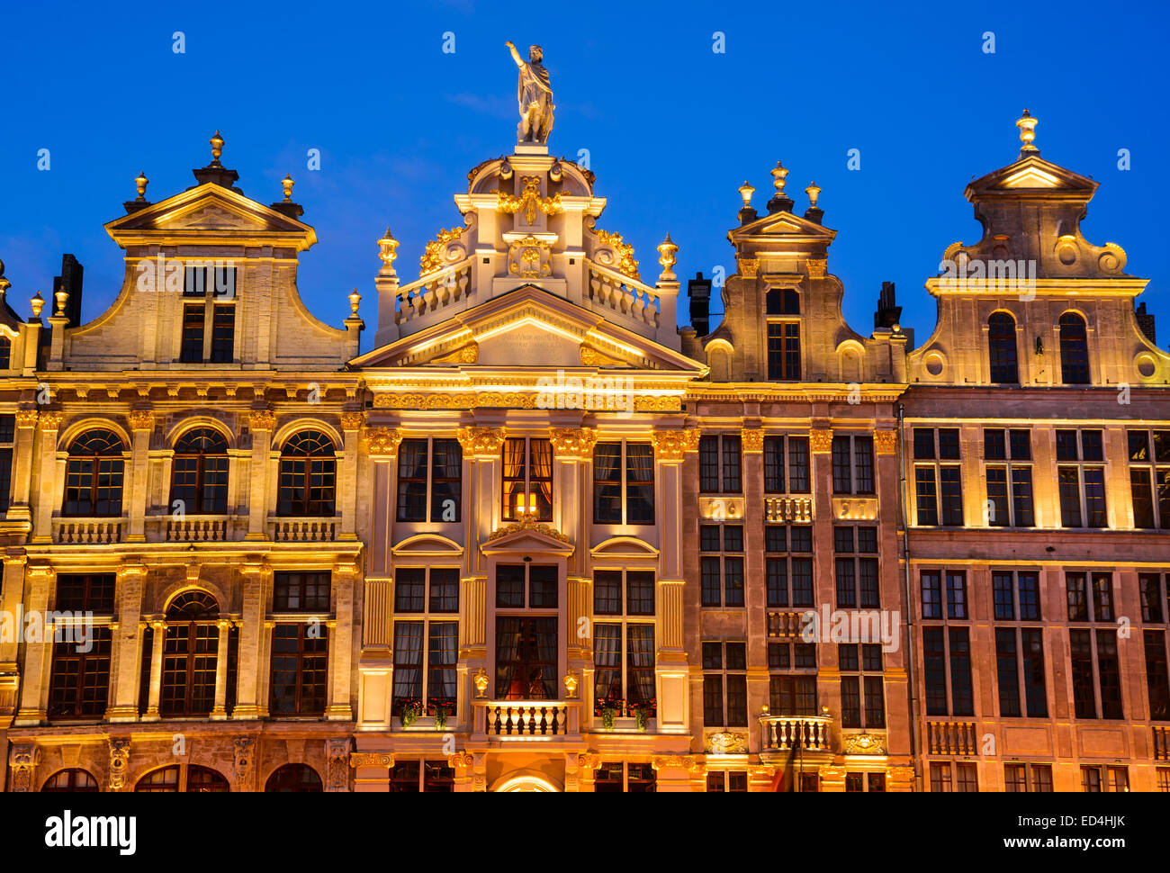 Bruxelles, Belgio. Immagine di notte con architettura medievale in Grand Place (Grote Markt). Foto Stock