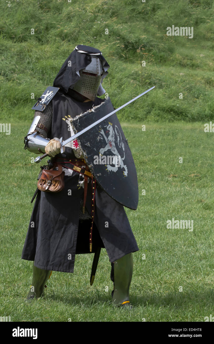 Il castello di tutbury, Staffordshire, Regno Unito - 5 agosto: inglese cavaliere pronto per la battaglia del 5 agosto presso il castello di tutbury, Regno kin Foto Stock