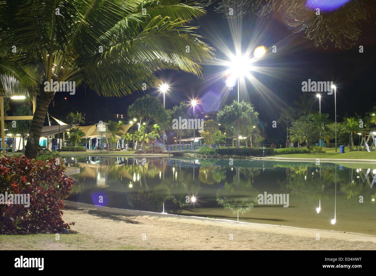 Airlie Beach, piscina pubblica/Laguna (di notte), Queensland Foto Stock