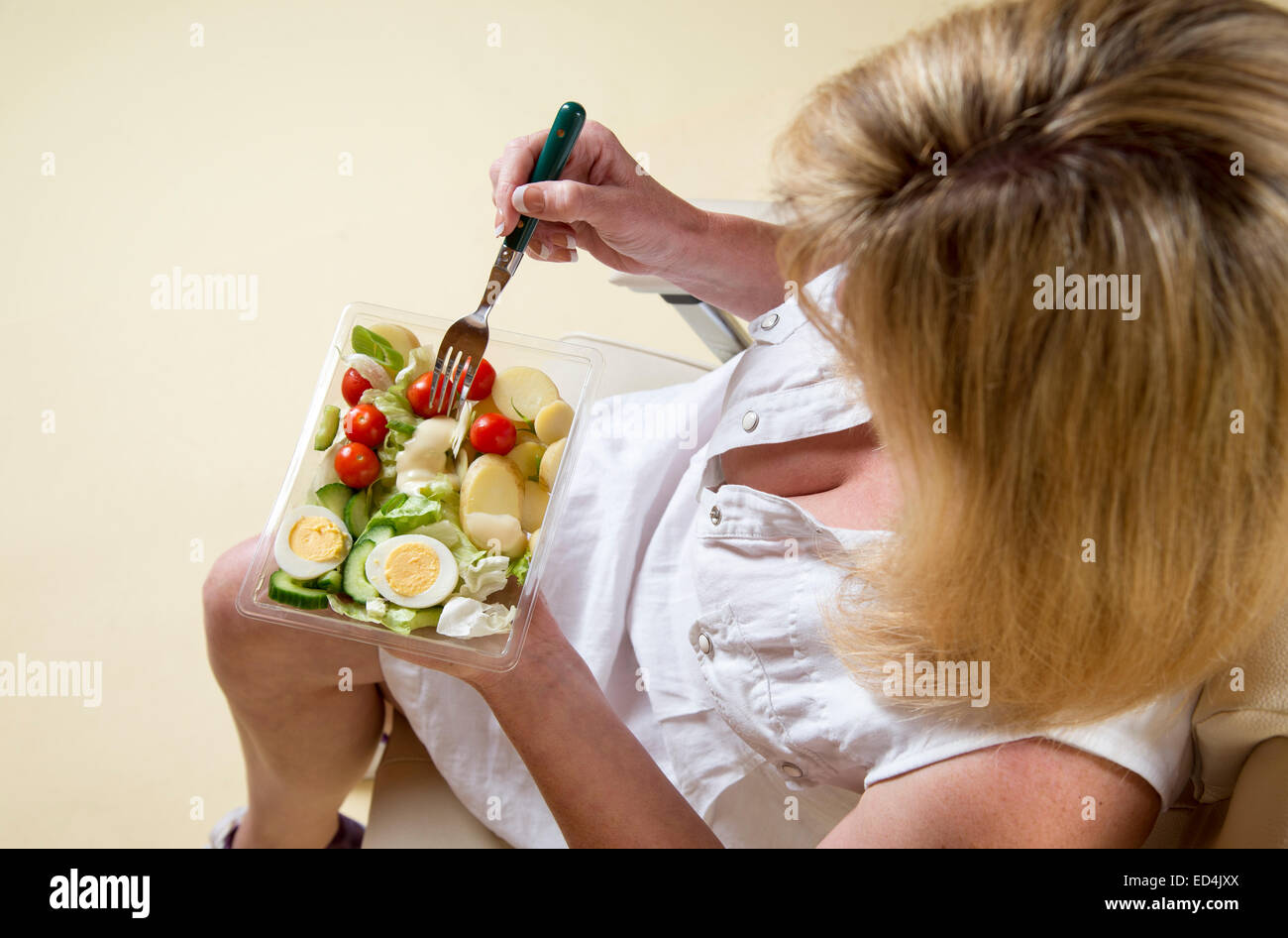 Donna di mangiare insalata mista mangiare sano concetto Foto Stock