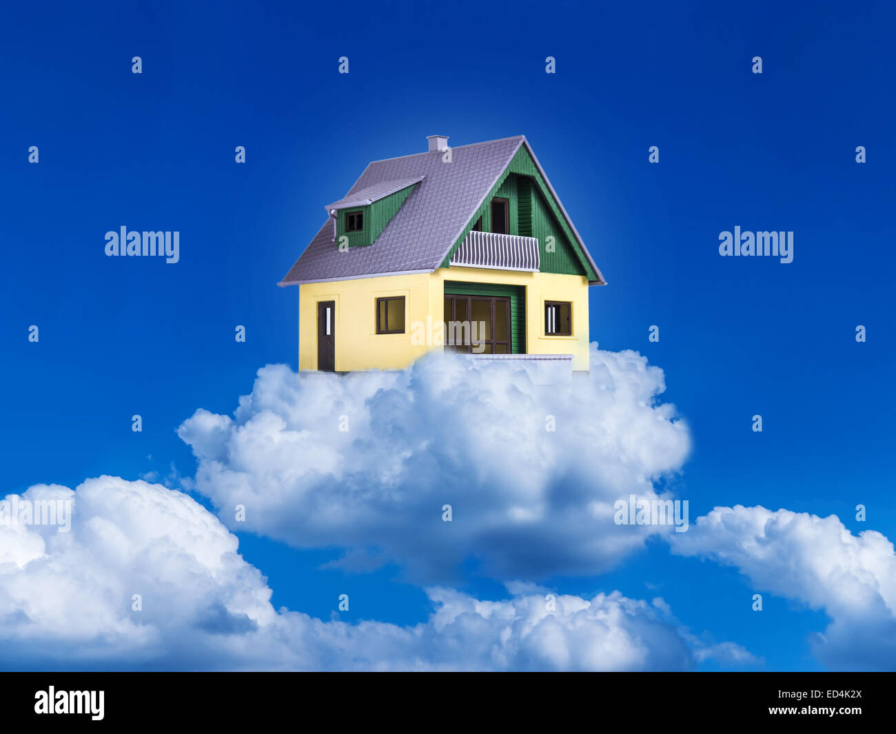 Nuvole nel cielo e una casa (casa dei sogni) Foto Stock