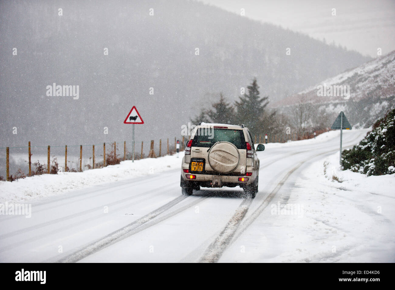 Denbighshire, Wales, Regno Unito. Il 27 dicembre, 2014. A quattro ruote motrici sulla A542 strada scendendo dal passaggio a ferro di cavallo, Denbighshire. Credito: Graham M. Lawrence/Alamy Live News. Foto Stock