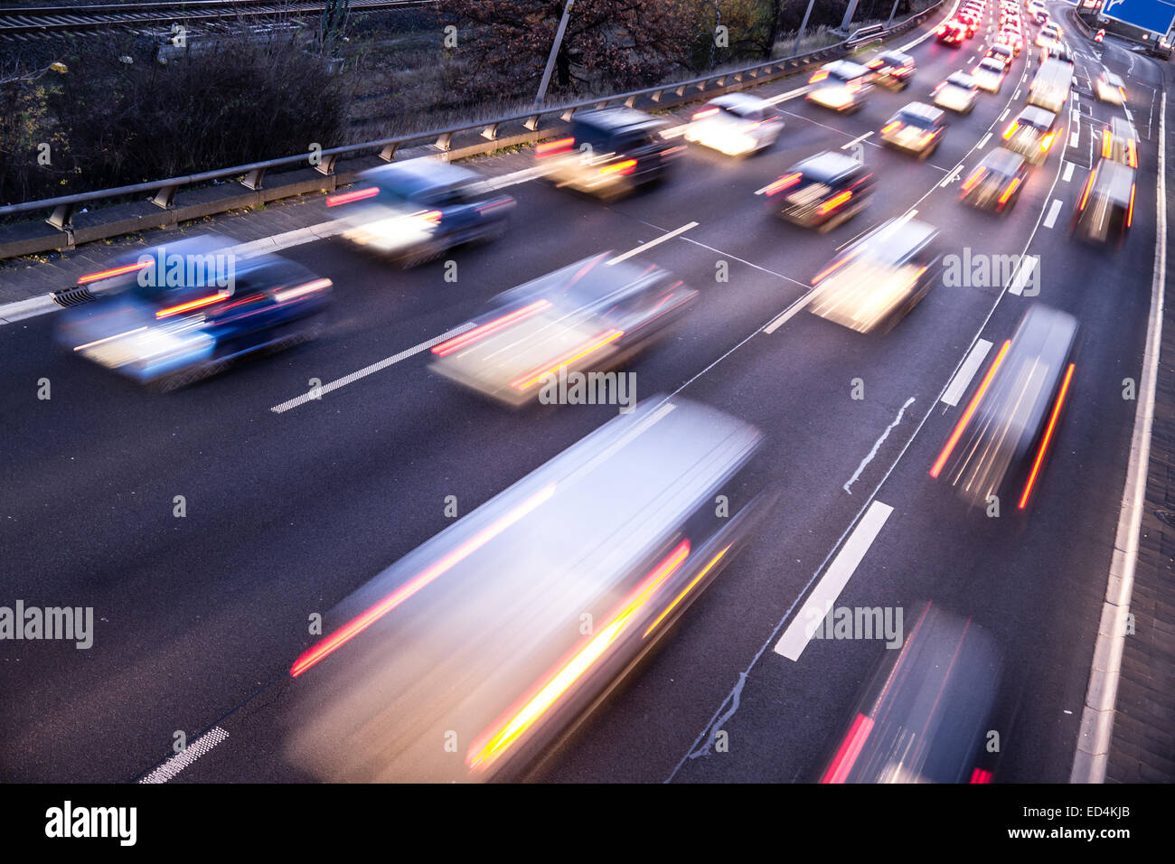 Auto veloci su autostrada nella luce della sera Foto Stock