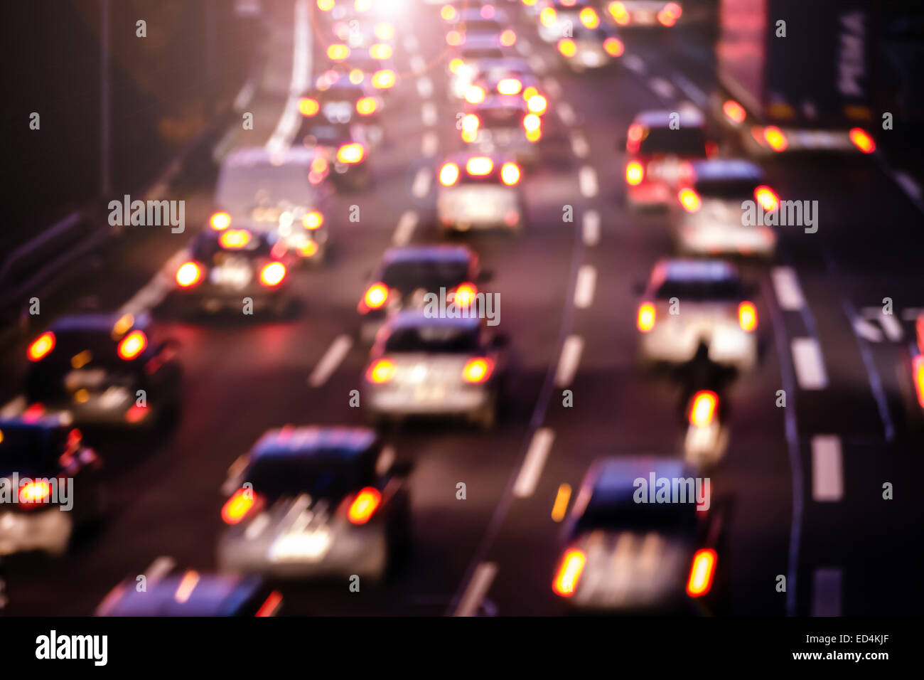 Auto su autostrada e lensflare Foto Stock
