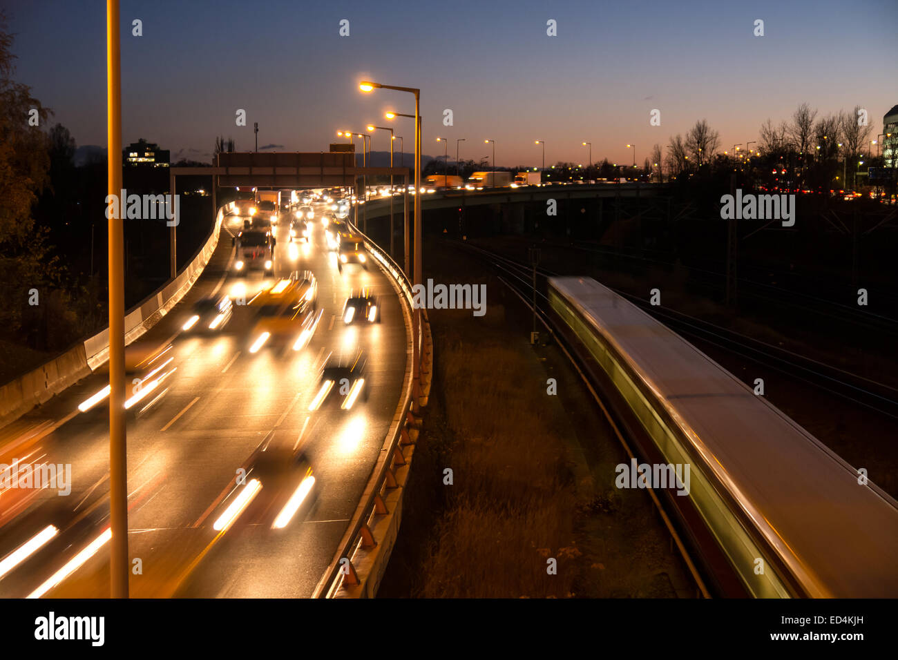 Autostrada e con i mezzi di trasporto pubblici in sera Foto Stock