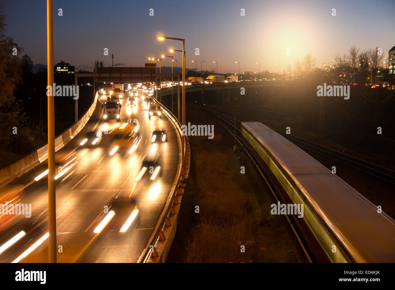 I mezzi di trasporto pubblico e in autostrada in serata la luce solare Foto Stock