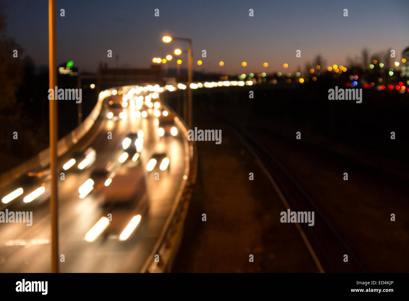 Il traffico su autostrada in sera Foto Stock