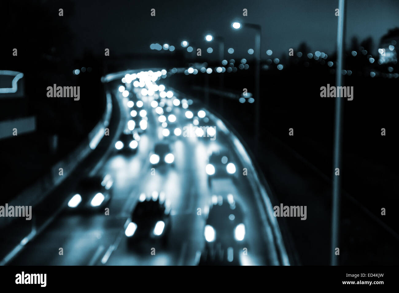 Il traffico su autostrada di notte Foto Stock
