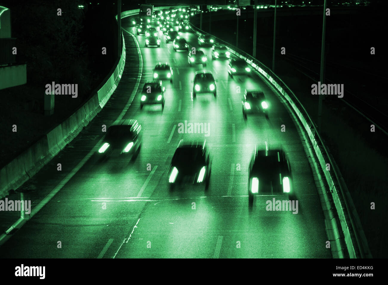 Autostrada in colore verde di notte Foto Stock
