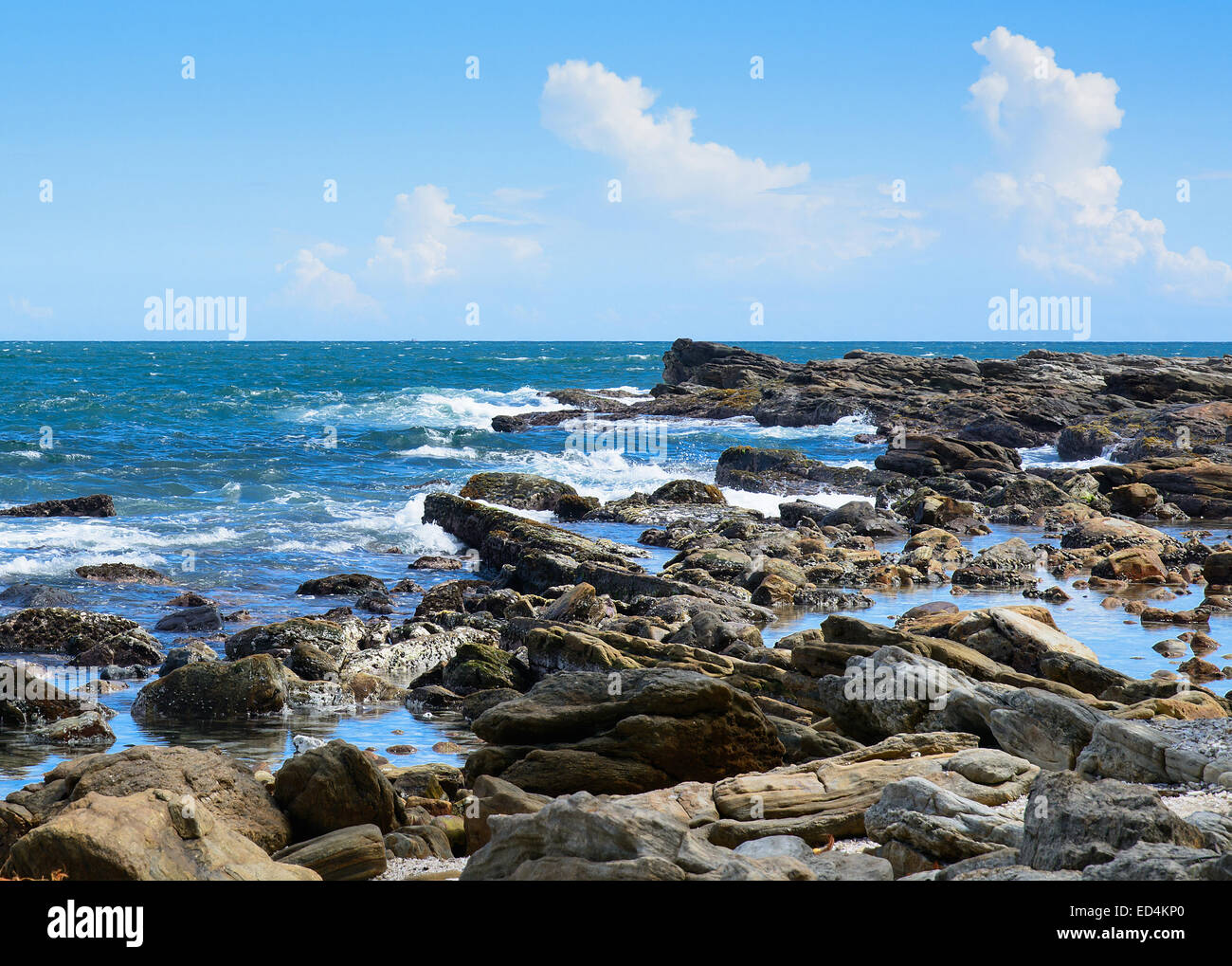 Tropical spiaggia rocciosa in Tangalle, sud della provincia, Sri Lanka, in Asia. Foto Stock