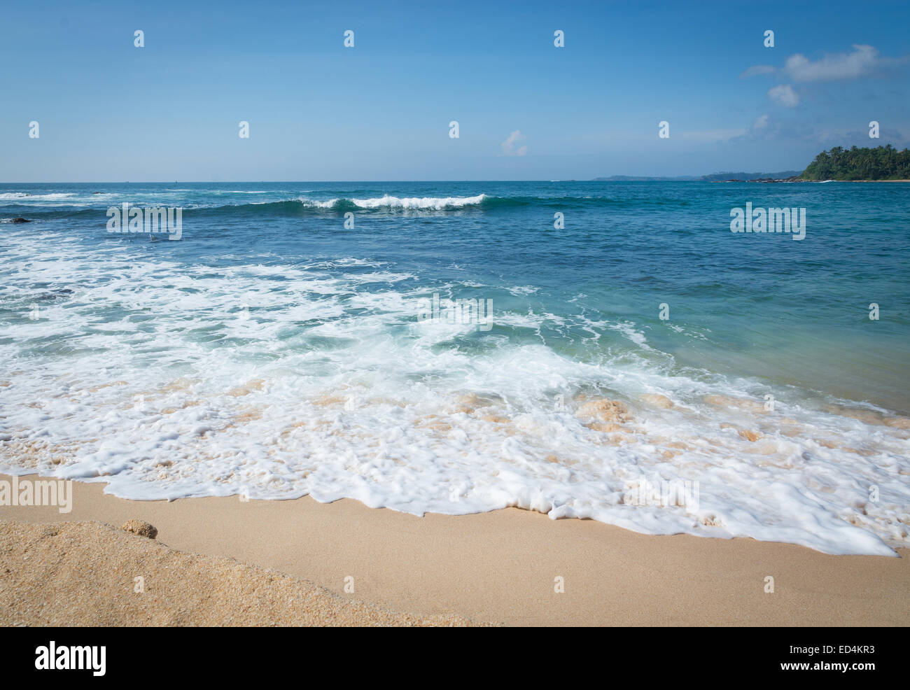Paradiso di sabbia spiaggia con sabbia dorata e acqua verde smeraldo sul bordo dell Oceano Indiano, della Provincia Meridionale, Sri Lanka, in Asia. Foto Stock
