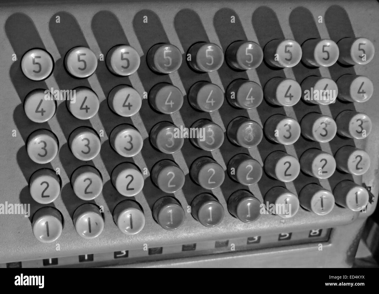 Comptometer - key-driven calcolatrice meccanica che mostra i pulsanti numerati chiavi in monocromia Foto Stock