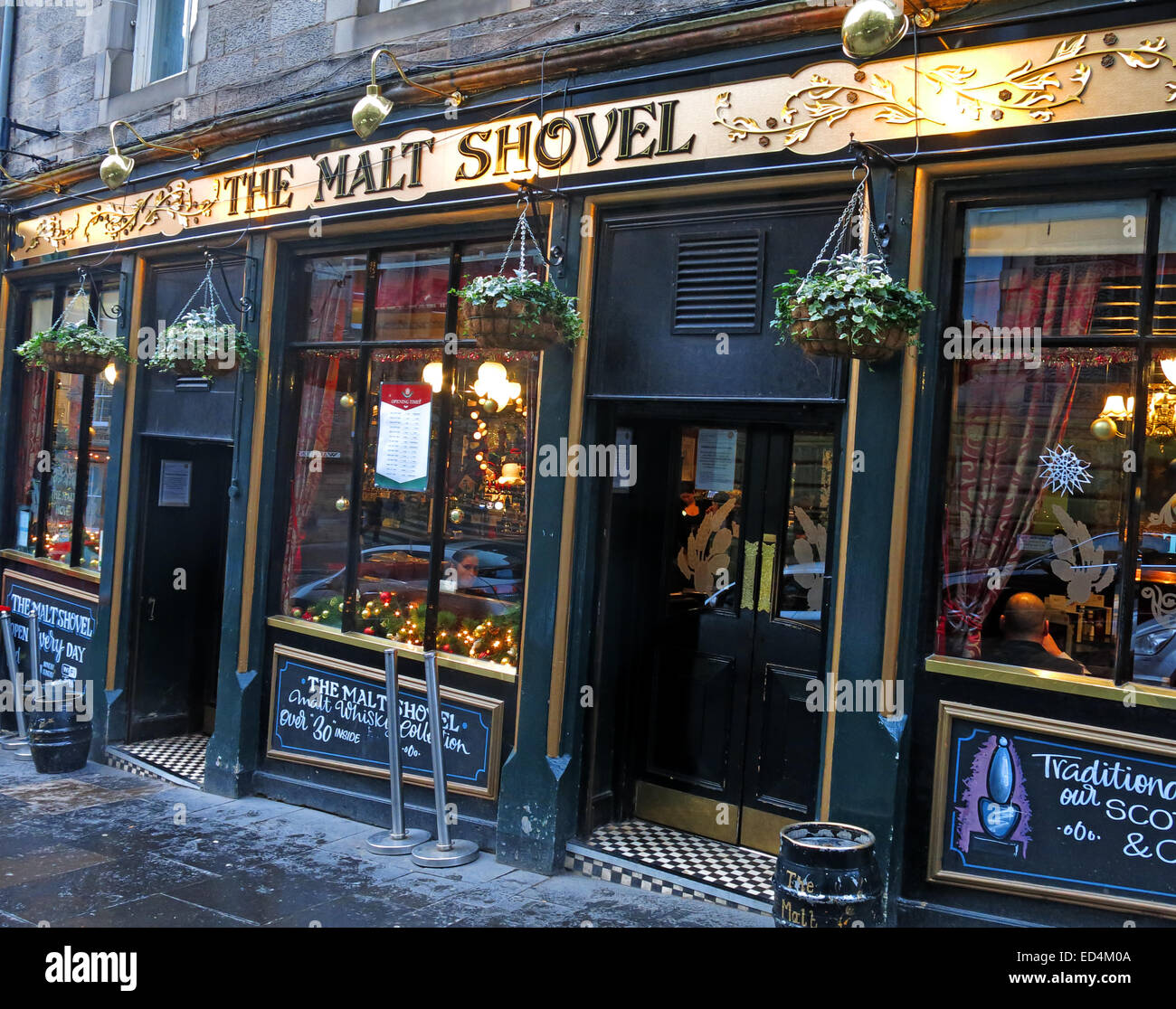 La Pala di malto, Taylor Walker pub Edimburgo Città Vecchia, Scotland, Regno Unito alla sera Foto Stock