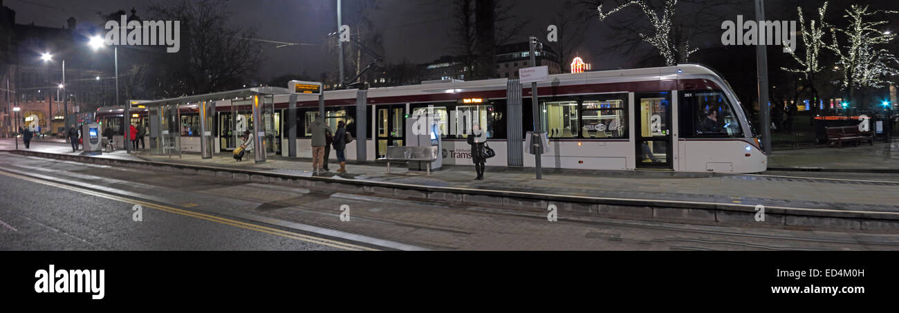 Panorama di un nuovo tram di Edimburgo, diretto a York Place, in St Andrew Square di notte, Scozia, Regno Unito Foto Stock