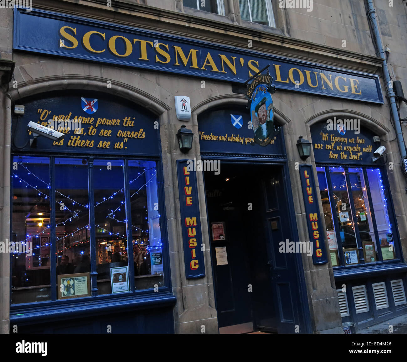 Una vista dall'esterno della sala Scotsmans pub tradizionale e Cockburn St, Edimburgo, Scozia, Regno Unito Foto Stock