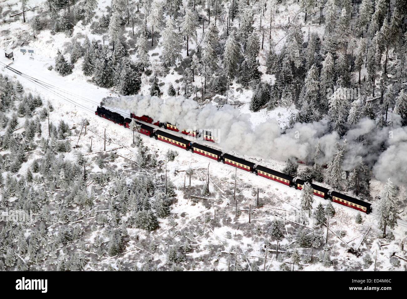 Brockenbahn, Germania. Il 26 dicembre, 2014. La storica Brockenbahn rigidi fino la Germania settentrionale della montagna più alta, 1.142 m. alto Brocken, Germania, 26 dicembre 2014. Foto: STEFAN RAMPFEL/dpa Credito: dpa picture alliance/Alamy Live News Foto Stock