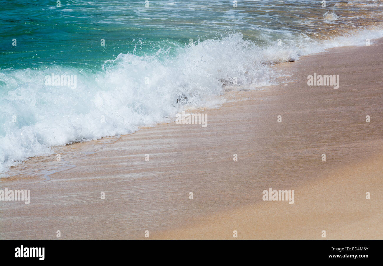 Verde acqua e seaspray sulla spiaggia sabbiosa closeup nel sud della provincia, Sri Lanka, in Asia. Foto Stock